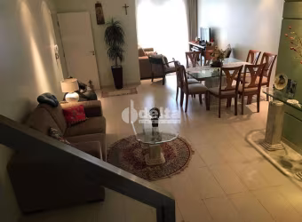 Cobertura  disponível para locação no bairro Santa Mônica em Uberlândia-MG