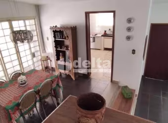 Casa residencial disponível para venda no bairro Saraiva em Uberlândia-MG.
