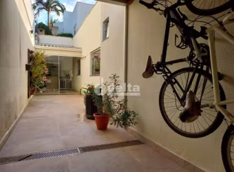 Casa residencial disponível para venda no bairro Cidade Jardim em Uberlândia-MG