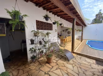 Casa residencial disponível para venda no bairro Cidade Jardim em Uberlândia-MG