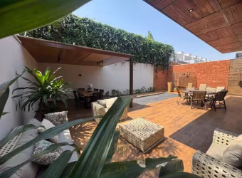 Luxuoso condomínio Alphaville 1 à venda em Uberlândia-MG, no bairro Granja Marileusa: 3 quartos, 3 suítes, 2 salas, 5 banheiros, 2 vagas de garagem, 245m².