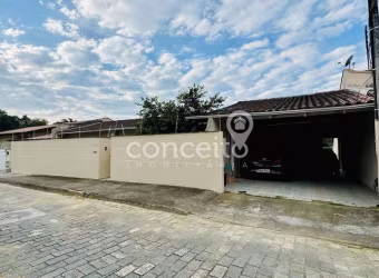 Casa com Piscina e 4 Dormitórios e 4 Vagas na Velha!