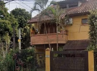 Casa Condominio em Porto Alegre, no bairro Guarujá, com 3 dormitório(s), e 3 ban