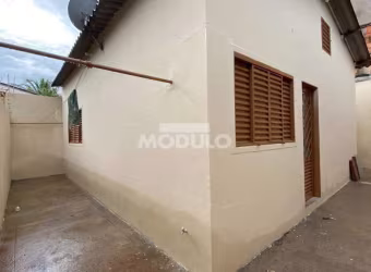 Casa residencial para locação no bairro Brasil com 2 quartos