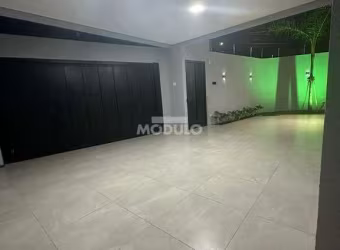 CASA COM FINO ACABAMENTO