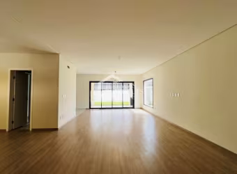 Casa assobradada à venda com 3 suítes no Condomínio e Ouro Ville em Taubaté/SP.