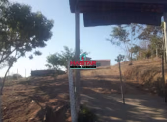 Chácara com barracão, água e luz, 2 km do asfalto.
