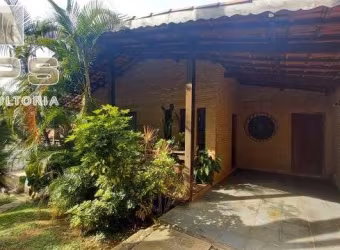 Casa para reforma ou construção de condomínio Village à venda na região da Alameda Lucas, com 1240m² de área total, vista para a Pedra Grande!