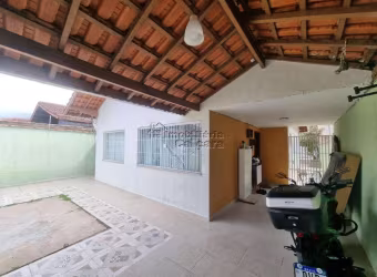 Casa com piscina no Jardim Real, á 400 metros da praia, com 02 dormitórios!!