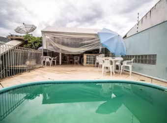 Ótima casa/sobrado em Ipanema, com 170m² privativos, de 3 dormitórios, suíte, piscina e 4 vagas. Possui no andar térreo: hall de entrada, living amplo com lareira, piso tabuão e rebaixe em gesso, lava