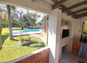 Lindo sitio com mais de meio hectare , com duas casas em perfeito estado de conservação , sendo elas com 2 dormitórios em cada casa  , sala cozinha e banheiro e uma ÓTIMA VARANDA . &lt;BR&gt;Bela Área