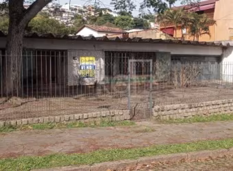 Casa Grande Antiga: 4 dormitórios, sendo 1 suíte, 4 banheiros, 2 churrasqueiras, 2 salas com lareiras, garagem para 4 veículos, pátio grande, piscina. bem localizado uma rua abaixo da Vicente monteggi