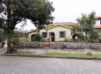 ótima residência estilo colonial à uma quadra do rio. Com ótima localização na Vila Assunção, 300 metros de área, em terreno 16m x 35,80m e 04 dormitórios, sendo 03 suítes.&lt;BR&gt;Possui hall entrad