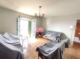Prédio na parte superior  um apartamento de 2 dormitórios , suíte,  cozinha, banho social, sacada na frente e nos fundos e vaga de garagem para 3 carros. &lt;BR&gt;Possui na parte térrea 3 lojas com 3