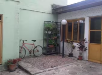 Sobrado com 4 dormitórios, sendo 1 suíte, gabinete, living 2 ambientes, ampla copa-cozinha, lavanderia, estar íntimo com terraço, pátio e churrasqueira. Vaga para 2 veículos. Reformada elétrica e hidr