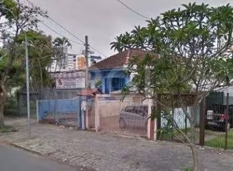 Casa 3 dormitórios, sacada, no bairro Santana, terreno com 6,70 x 56,00 com 4 vagas de garagens, 2 banheiros, living, cozinha e amplo pátio. Bem localizada.&lt;BR&gt;Agende uma visita!