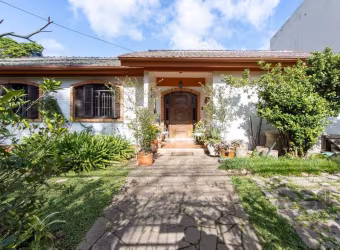 Casa localizada no Bairro Santa Tereza, medindo 162m² de área privativa, em um terreno de esquina com 22 x 12,80m². A residência possui 4 quartos, sendo uma suíte, cozinha, sala de estar e jantar sepa