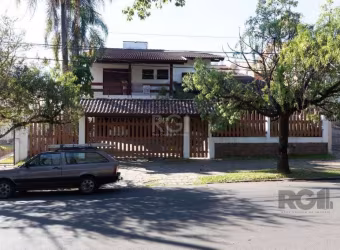 CASA 4 DORMITÓRIOS BAIRRO CRISTAL ZONA SUL DE PORTO ALEGRE EXCELENTE, dois pisos ,),  toda de alvenaria, paredes externas de tijolos maciços duplos, internos tijolos maciços simples, madeira de lei na