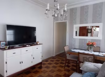 Ótimo apartamento de frente, com sacada, três dormitórios, living para dois ambientes, cozinha, área de serviço, banheiro social e banheiro auxiliar. &lt;BR&gt;Condomínio bem conservado e seguro com p