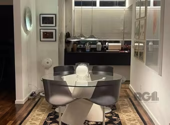Rede Gaúcha de imóveis vende: Amplo apartamento, decorado por arquiteto, completamente reformado: hidráulica, elétrica, todas as aberturas em PVC com vidros duplos, piso em parquet impecável, banheiro