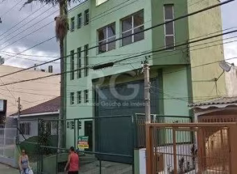 Excelente depósito em ótima localização comercial situado no Bairro Sarandi na cidade de Porto Alegre, totalizando 320m², com área construída, parte inferior de piso frio, 2 banheiros, na superior  o 