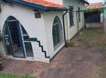 Casa 3 dormitórios  sendo uma suite , hall de entrada , living amplo com lareira  , sala de jantar , cozinha montada e área de serviço separada , sotão com bom espaço para leitura e gabinete , um banh