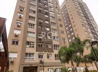 Vende apartamento no condomínio New Life, com garagem coberta, nunca habitado, super arejado, 03 dormitórios, living para dois ambientes, banheiro social, cozinha com churrasqueira e área de serviço. 