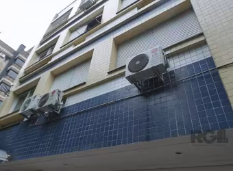 Cobertura no bairro Menino Deus com 3 dormitórios. No pavimento inferior living, 2 dormitórios, cozinha, área de serviço e dependência de empregada. Andar  superior com outro dormitório, estar com lar