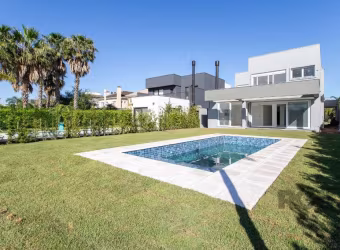 Casa  no condomínio Terra Ville, sendo 4 suítes, ou 3 suítes com um gabinete com banheiro, espaço para dois maleiros, no térreo com banheiro social ou dormitório, living com lareira e churrasqueira, j