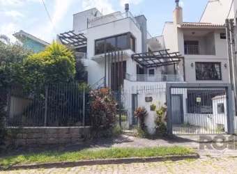 CASA RESIDENCIAL MOBILIADA PARA LOCAÇÃO NO BAIRRO IPANEMA - 05 QUARTOS SENDO 01 SUÍTE - 304M² DE ÁREA PRIVATIVA &lt;BR&gt;&lt;BR&gt;Casa residencial mobiliada para locação no bairro Ipanema com aproxi