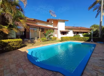 Casa térrea 3 dormitórios com piscina e edícula