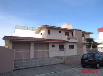 Casa com 3 quartos para alugar na Rua Lídio Antônio de Matos, 0373, Kobrasol, São José, 253 m2 por R$ 6.500