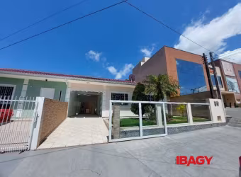 Casa com 2 quartos para alugar na Rua Capri, 37, Pagani, Palhoça, 84 m2 por R$ 3.500