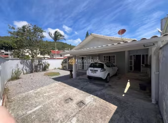 Casa com 3 quartos a poucos metros do mar em Perequê Porto Belo