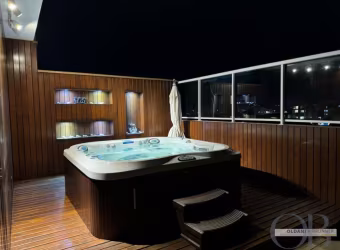 COBERTURA DE ALTO PADRÃO COM JACUZZI PRIVATIVA NO CENTRO.