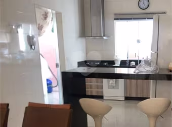 Casa térrea com 1 dormitório.