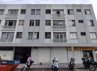 Próximo à Ponte Hercílio Luz, com 3 quartos e 1 vaga de garagem - Locação no bairro Estreito, Florianópolis.