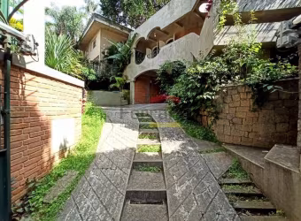 Locação Alto Padrão - Casa Assobradada Imponente no Pé da Serra | 446m² de Sofisticação!