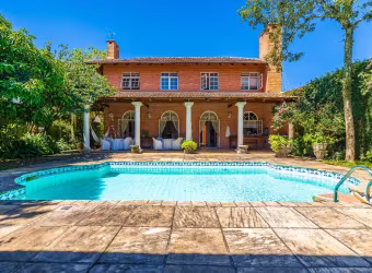 Casa 4 suítes 4 vagas com piscina, rua com segurança 24hrs em Santa Felicidade.