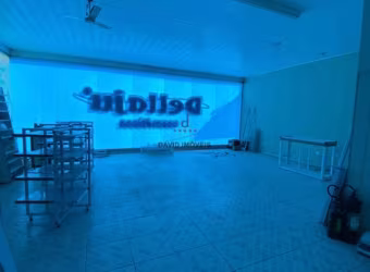 Prédio com180 m² no térreo e 180 m² no primeiro piso, 04 banheiros, escritório