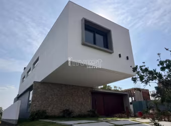 Casa diferenciada em condômino Serra Azul.