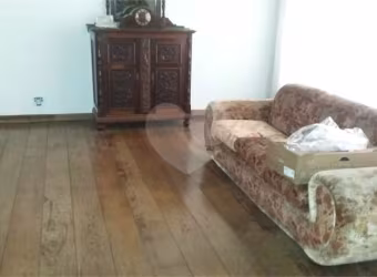 Ótima casa com 254M² construídos. Frente  muito ampla, são 3 dormitórios sendo 2 suítes