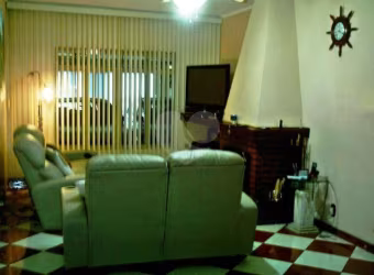 CASA TÉRREA ASSOBRADADA A VENDA PRÓXIMA AO HORTO FLORESTAL - 3 DORMS (1 SUÍTE) E 3 VAGAS DE GARAGEM