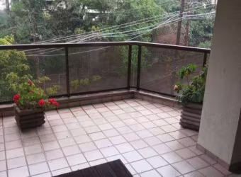 Vendo apartamento de três dormitórios e duas vagas, sacada ampla e arejada, na Lucas de Oliveira em Porto Alegre