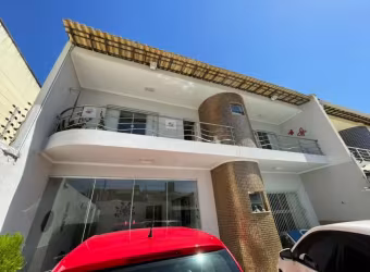 Excelente Duplex, 287m2, 5 suítes com 4 vagas, piscina e deck com churrasqueira.