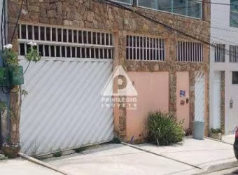 Casa Duplex 3 quartos sala ampla varandao area gourmet com churrasqueira porao Campo Grande