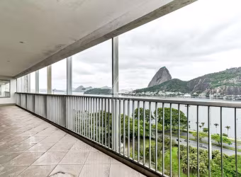 4 quartos, 6 banheiros, 2 dependências, 2 vagas, 490 m2 em rua nobre do Flamengo com vista.