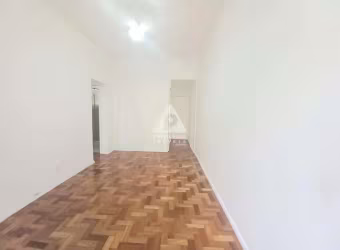 Excelente apartamento de 2 quartos, com dependência completa no Flamengo/RJ em rua arborizada e com guarita.