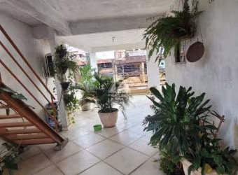 Vende Casa com 3 andares de construção Total ± 300m² construídos.