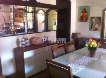 Privilégio Imóveis vende: Excelente casa de rua triplex na Gávea